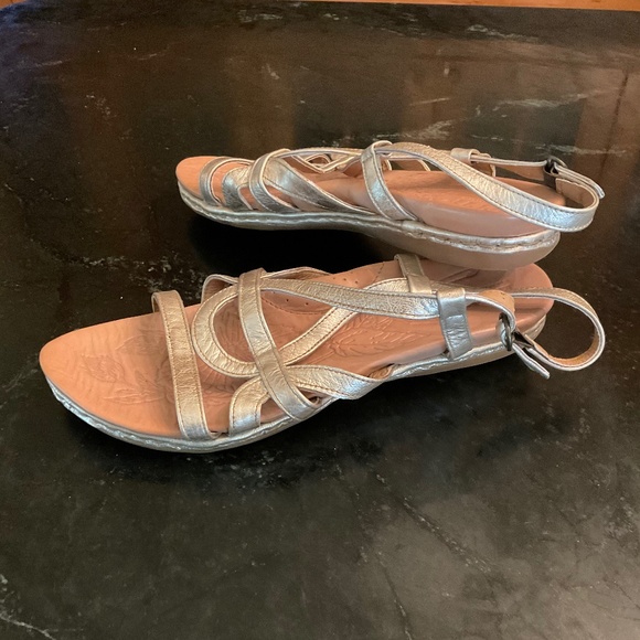 Pale gold metallic Born sandals size 8m NWOT - Picture 3 of 5